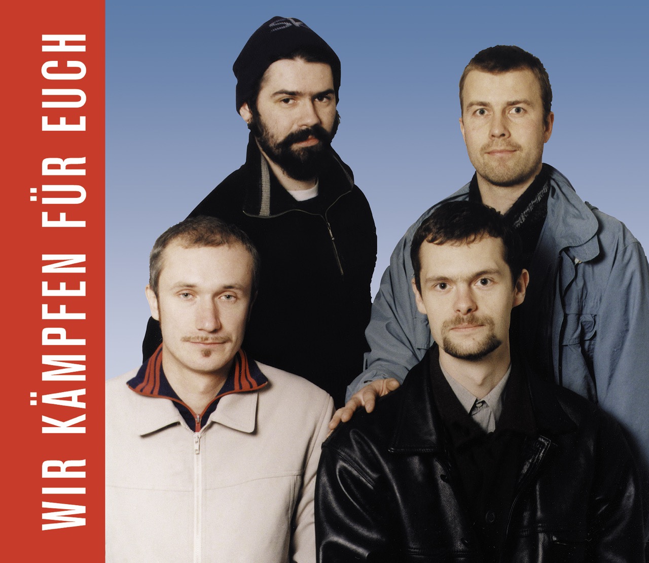 zleva Josef Bolf, Ján Mančuška, Jan Šerých, Tomáš Vaněk, Wir kämpfen für euch (Pereme se za vás), Plakát vytvořený pro Vitrínu skupiny na ulici Komunardů v Holešovicích, 1998