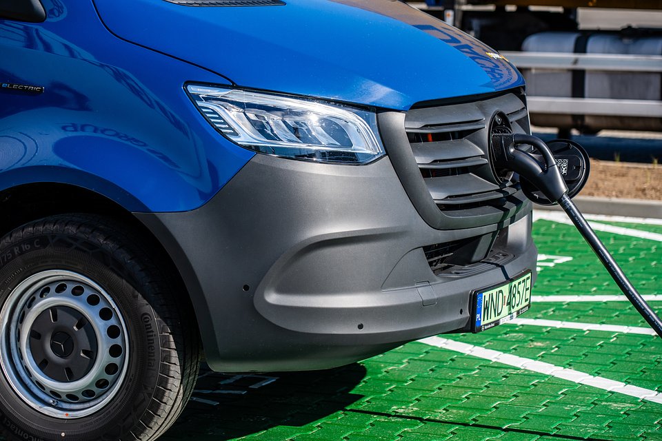 Infrastruktura ładowania na terenie oddziału DACHSER w Brwinowie – zaplecze dla bezemisyjnych dostaw w Warszawie.