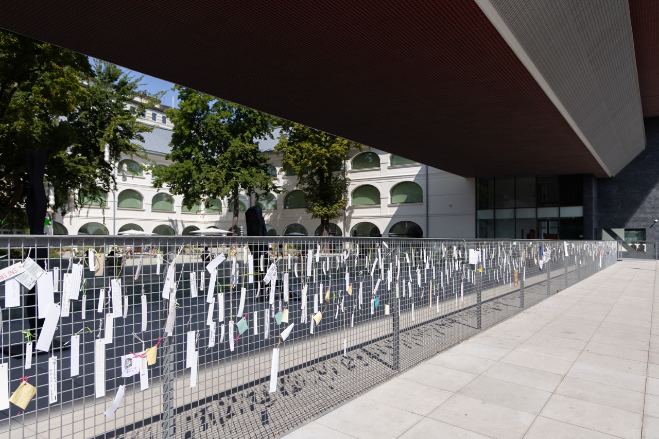 Vzkazy na plotě SNG, 2024. © Lenka Márföldy