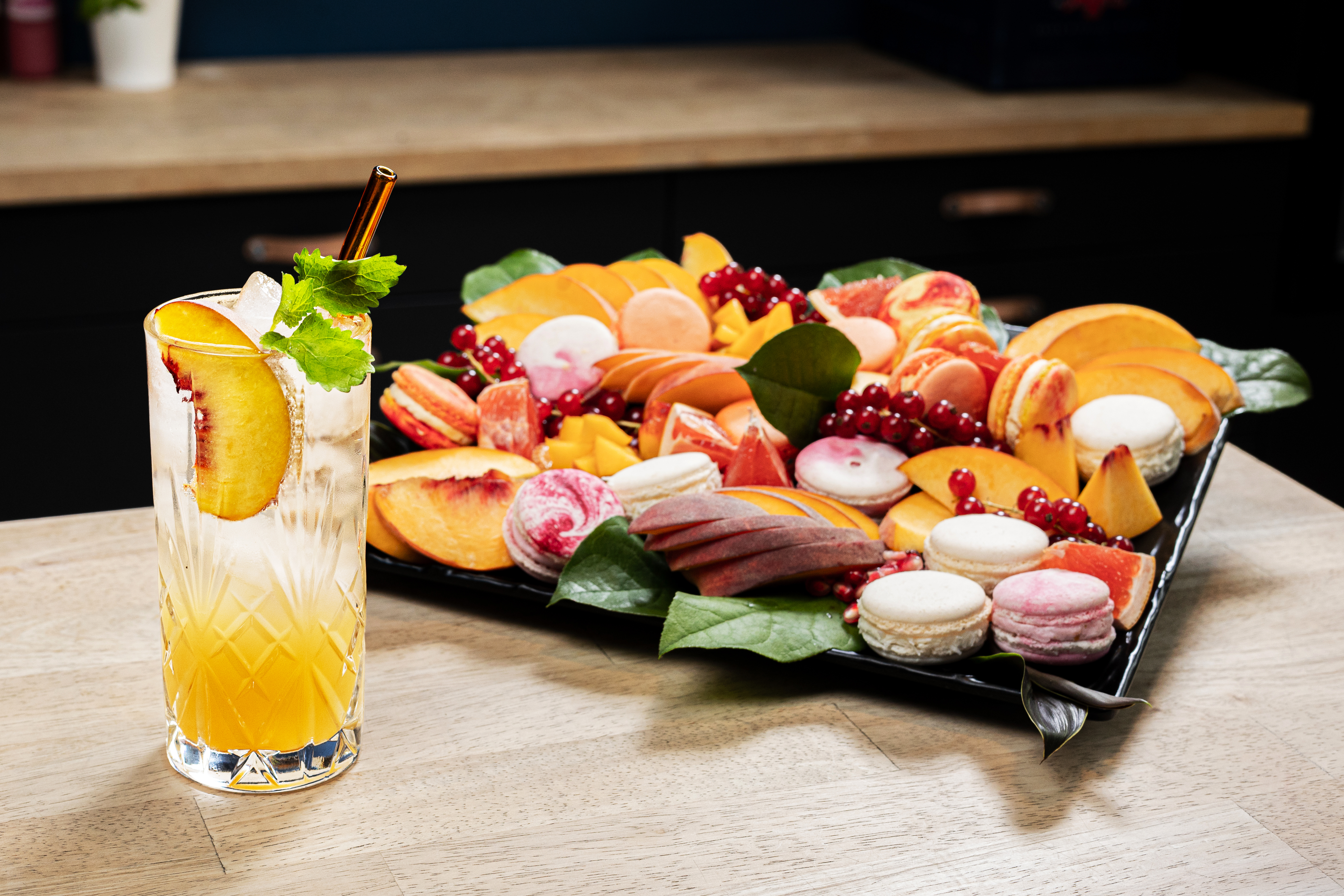 •	SLEEPY PEACH: Jemná, ovocná kombinace broskve a meduňkového čaje si skvěle rozumí s čerstvým ovocem a dezerty, jako jsou makronky či tartaletky.