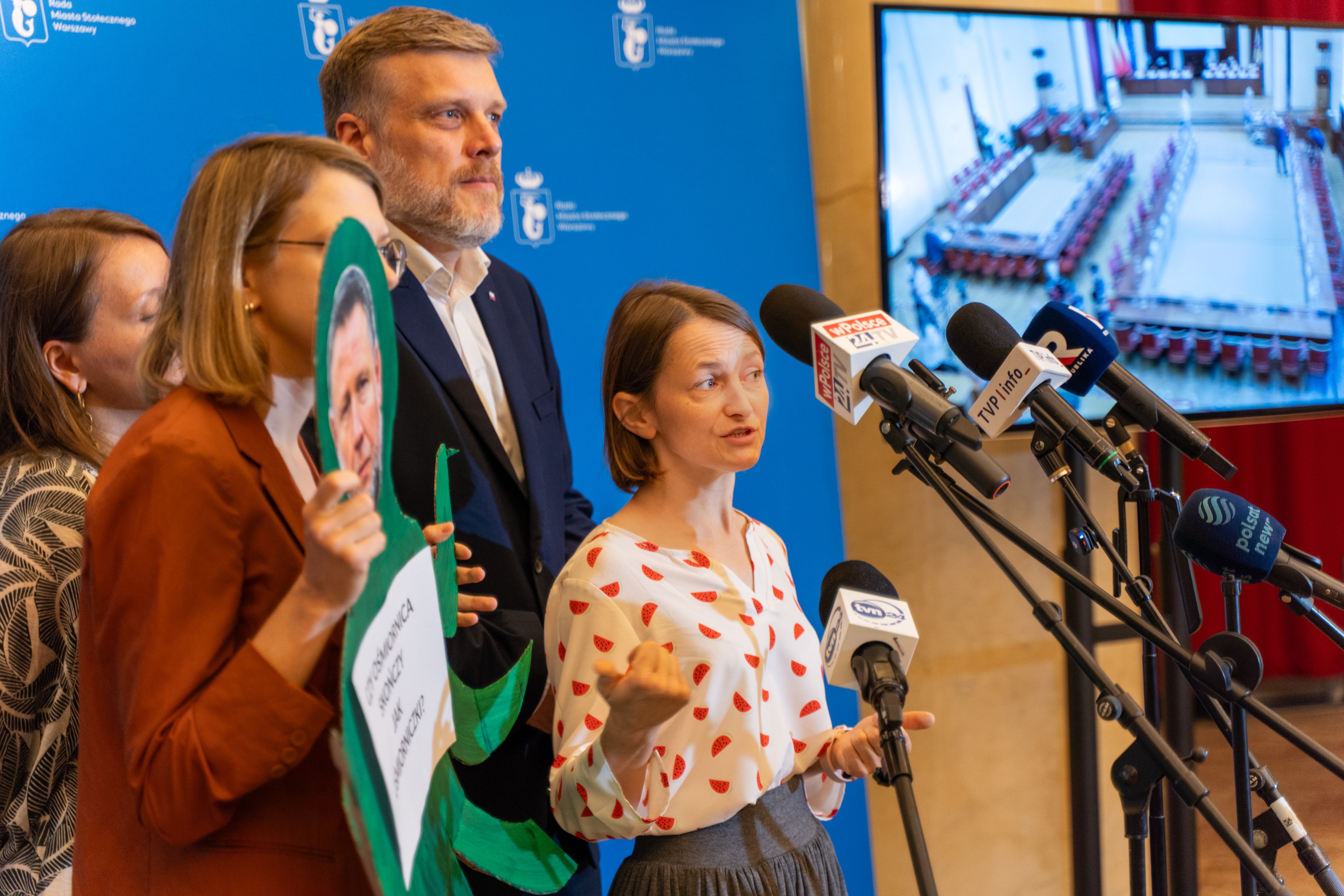 Dorota Spyrka podczas konferencji prasowej przed Rada Miasta fot. Bartosz Miszta z Razem (do swobodnego wykorzystania)