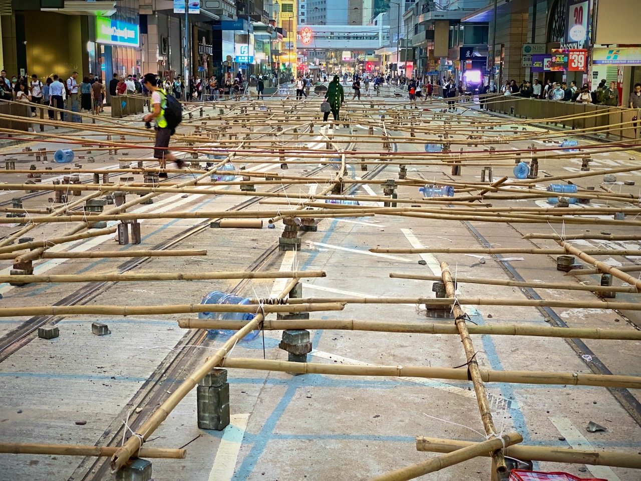 Barikády z cihel a bambusu (Studio Incendo), Umbrella Movement, Hongkong, 2019
