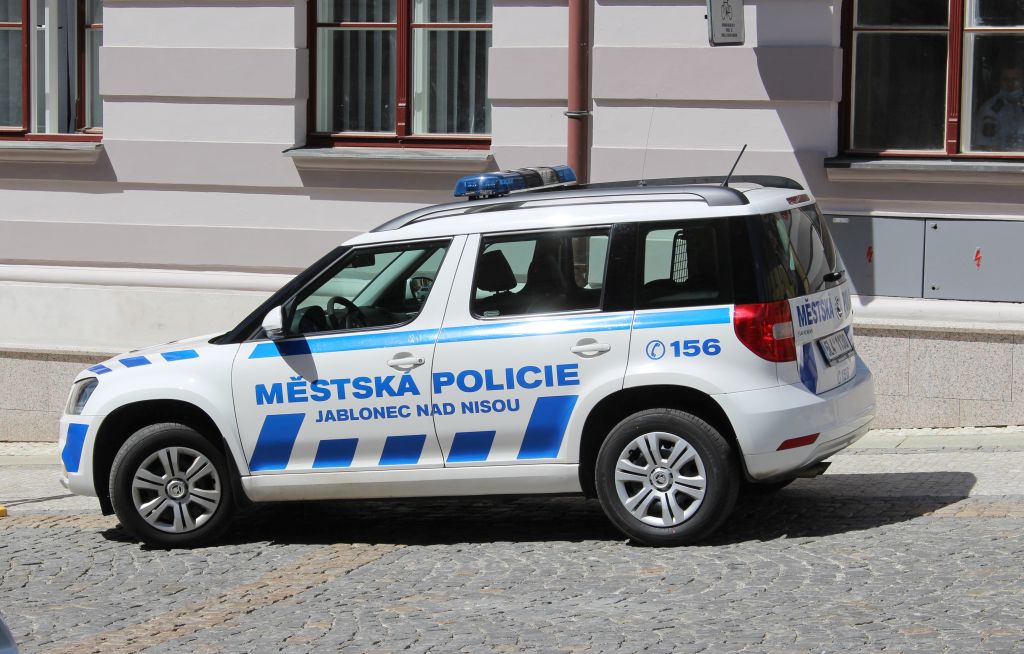 Žena se domáhala vstupu do domu, nadýchala téměř 4 promile
