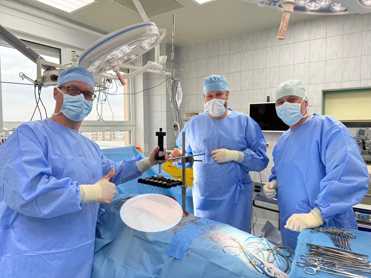 Kroměřížští chirurgové jako první ve Zlínském kraji nasadili fasciotens® Hernia — moderní metodu pro uzavření rozsáhlých ventrálních kýl