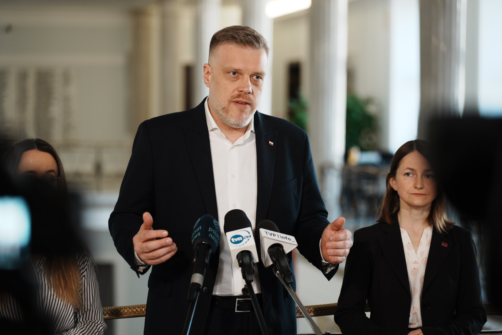 Ustawa przedszkolna po konsultacjach. Zandberg do Czarzastego: proszę nie mrozić tej ustawy!