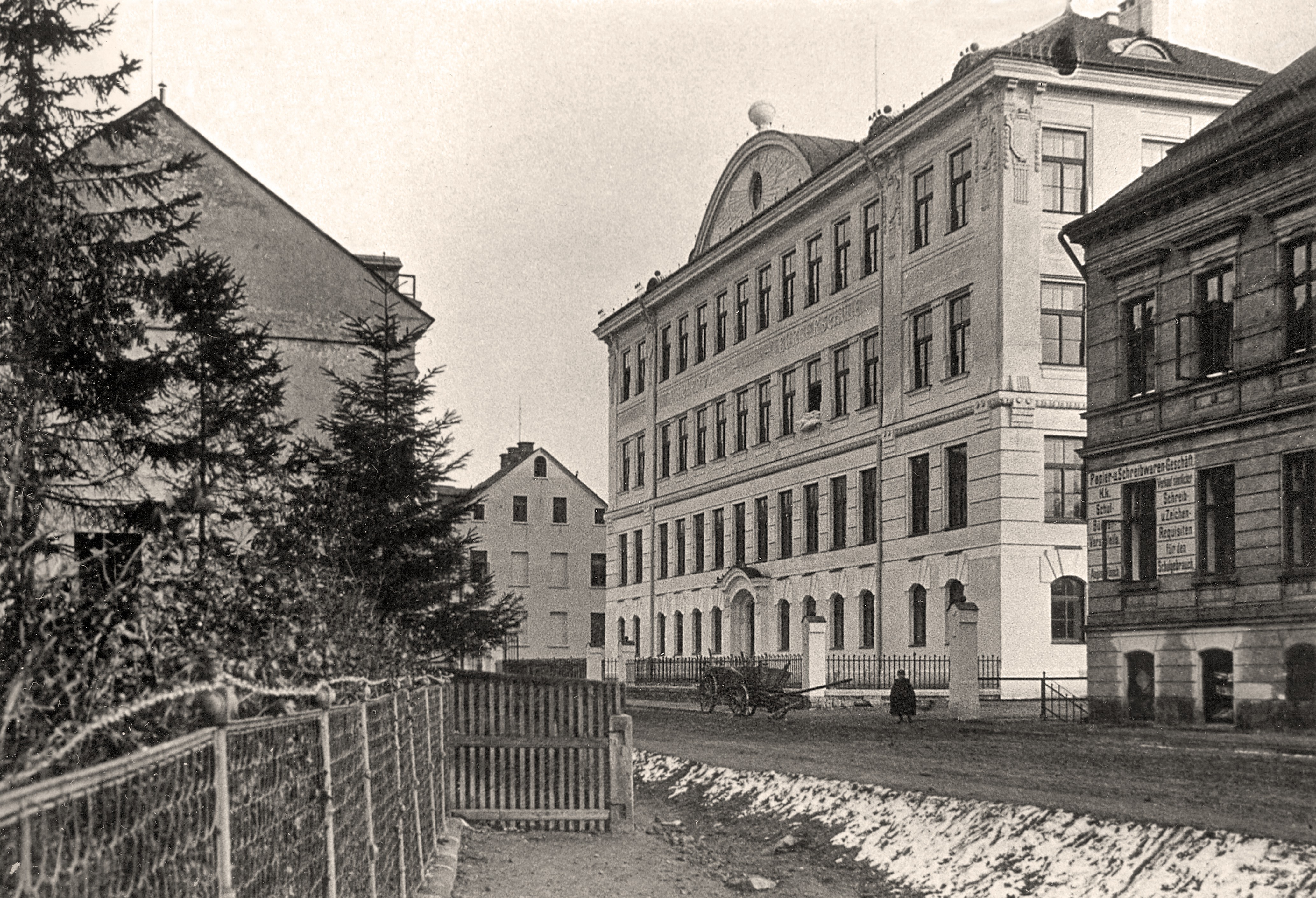 Vznikla před 120 lety, výuku tu střídal i pobyt vojsk
Modernizace je dárkem ke 120. narozeninám ZŠ 5. května