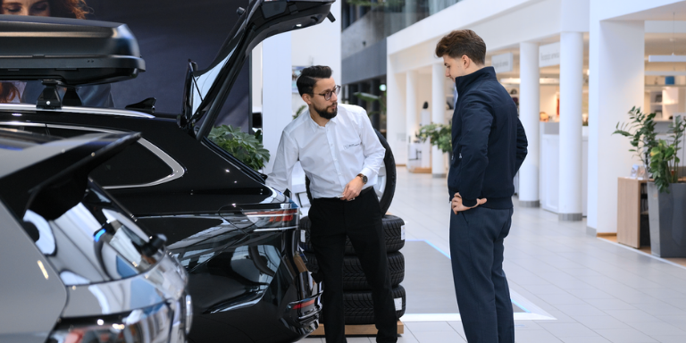 Bezpieczna podróż zaczyna się w salonie – jak doradcy Grupy Cichy-Zasada pomagają klientom dobrać idealny samochód?