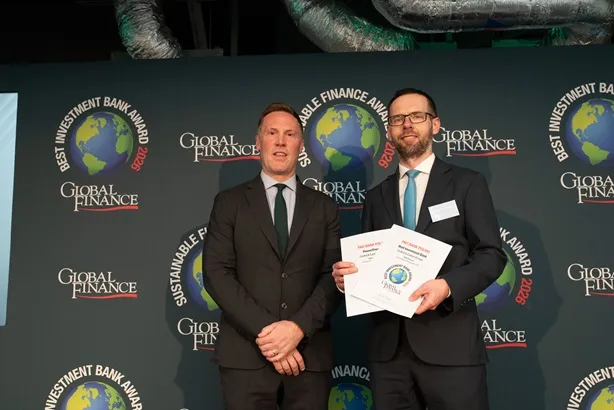  Tomasz Majewski dyrektor Pionu Transformacji Bankowości Korporacyjnej odbierający nagrody Global Finance (po prawej)