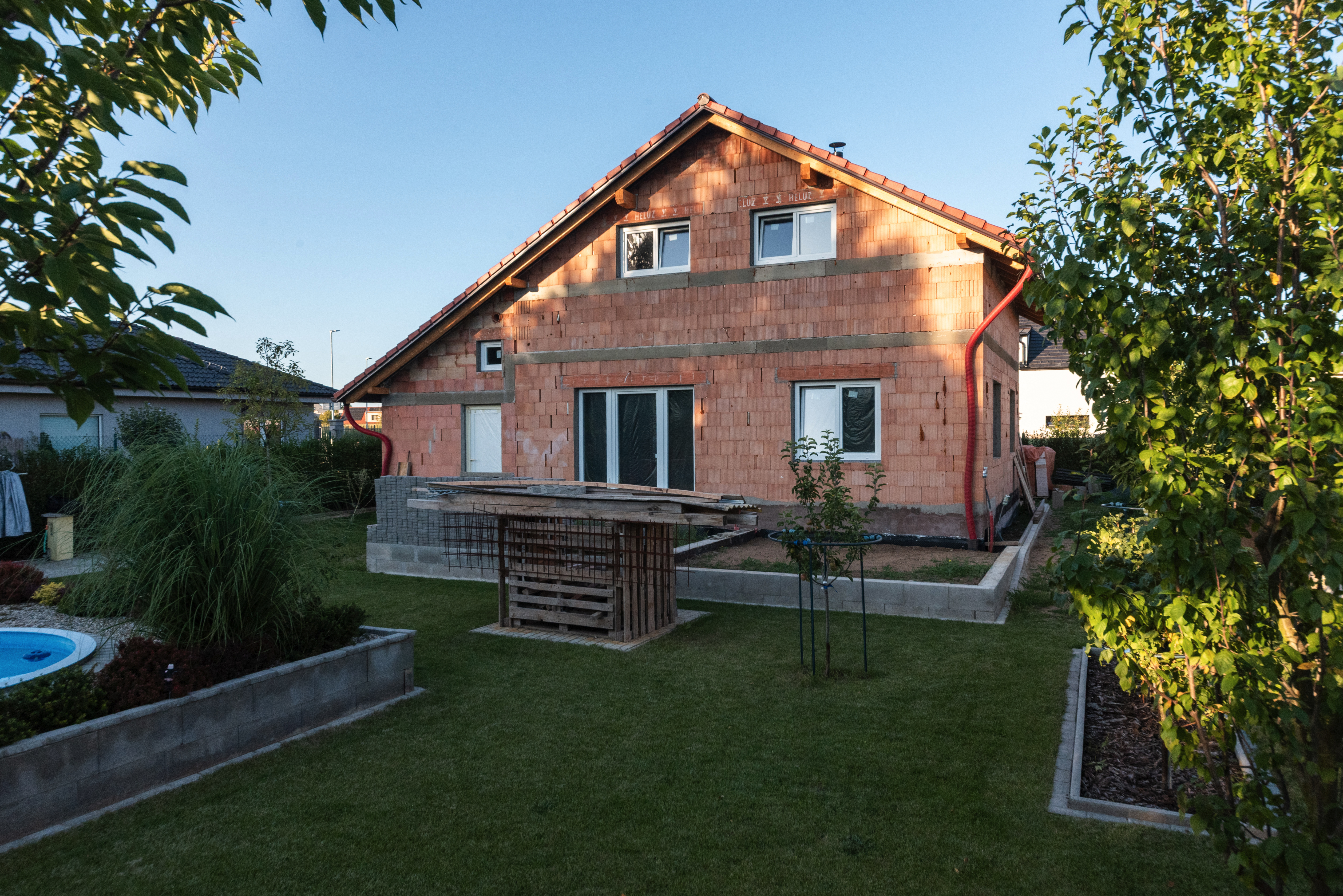 Nevidomý stavebník realizuje dům svépomocí. Kvalitu práce by se od něj mohly mnohé firmy učit.