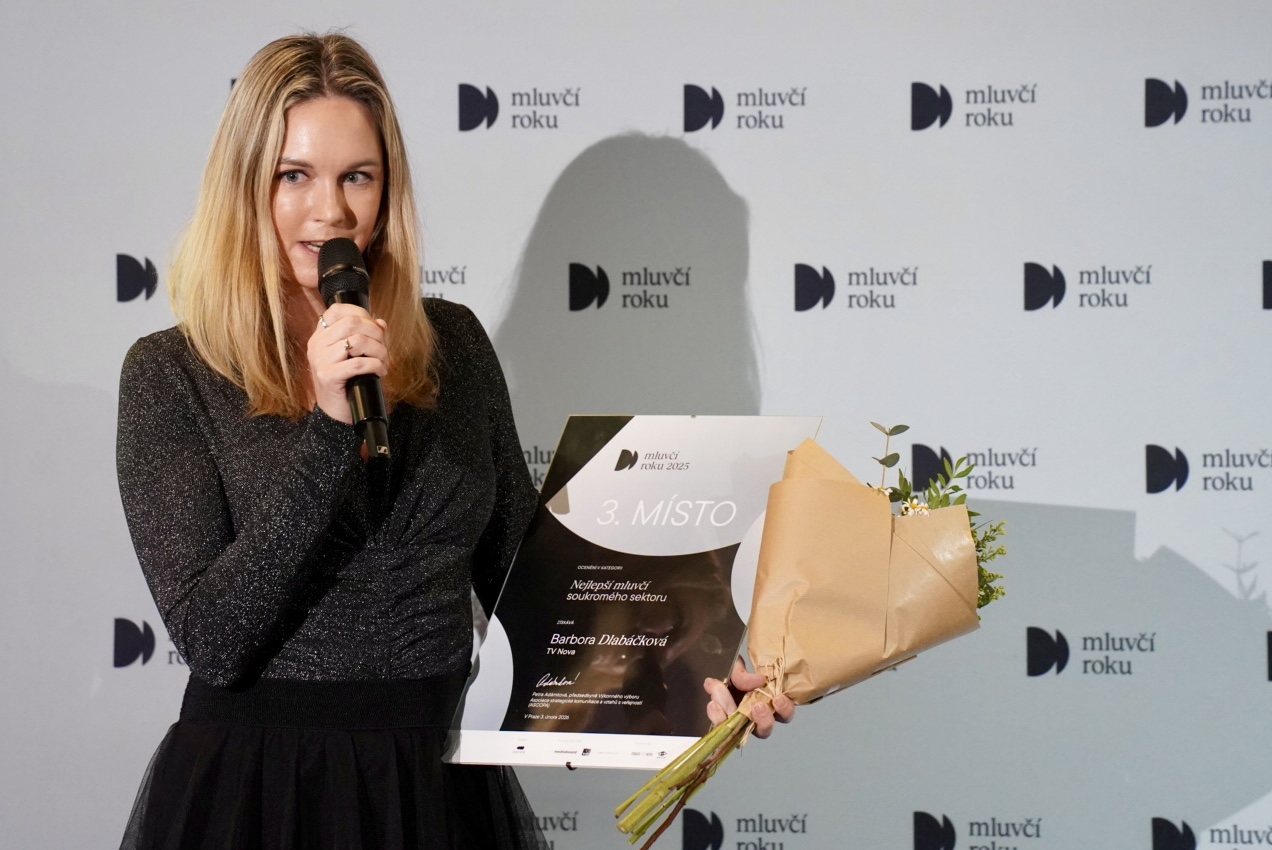 Za oceněnou Barboru Dlabáčkovou z TV Nova cenu převzala kolegyně Anna Ševerová. 