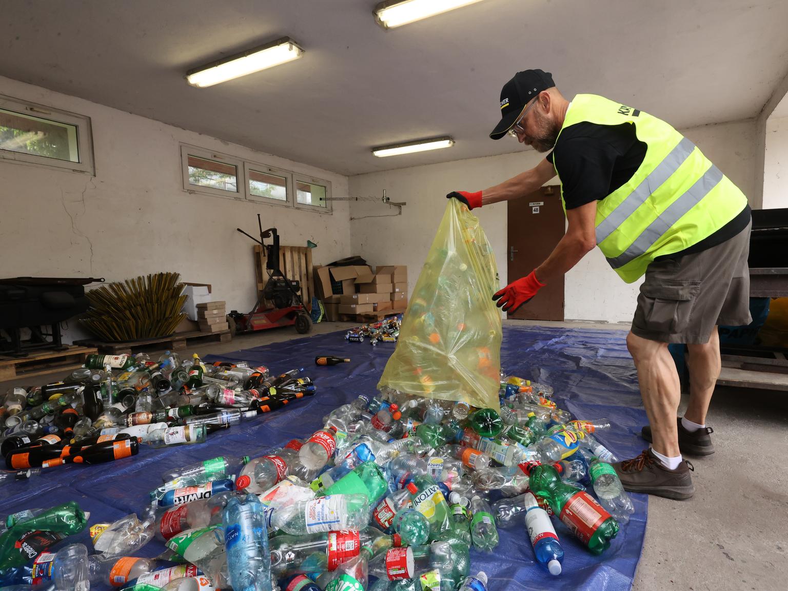 Analýza odpadu na KVIFF: Přibližně polovinu objemu odpadu tvoří nápojové obaly vhodné k recyklaci. Festival plánuje nová opatření, pomohlo by i celorepublikové zálohování PET lahví a plechovek