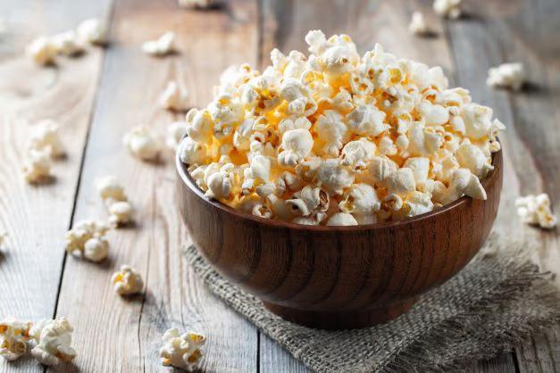 Popcorn místo grilu: Rohlík ukazuje, jak déšť a chlad mění večerní mlsání Čechů